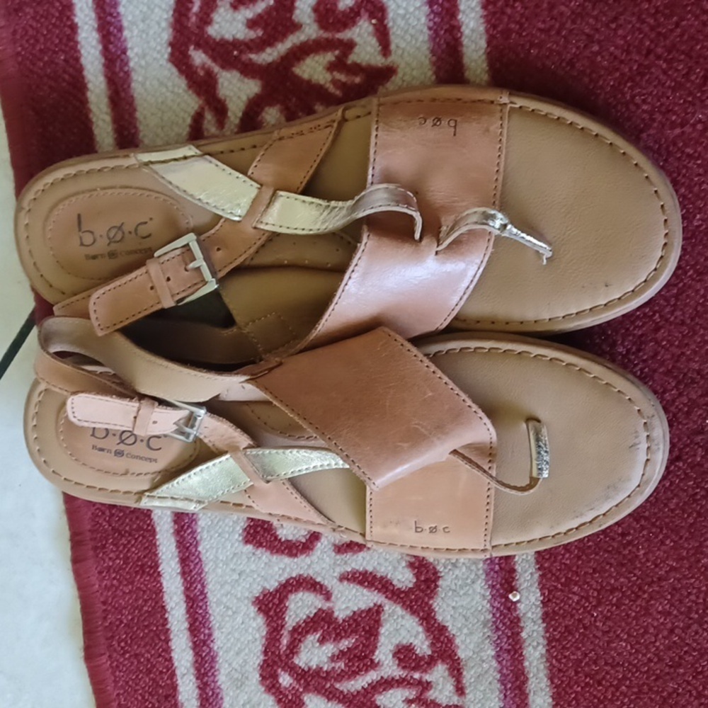 Born B.O.C. Sandals 8m Thong Leather Flat Tan and Gold Strappy Women
